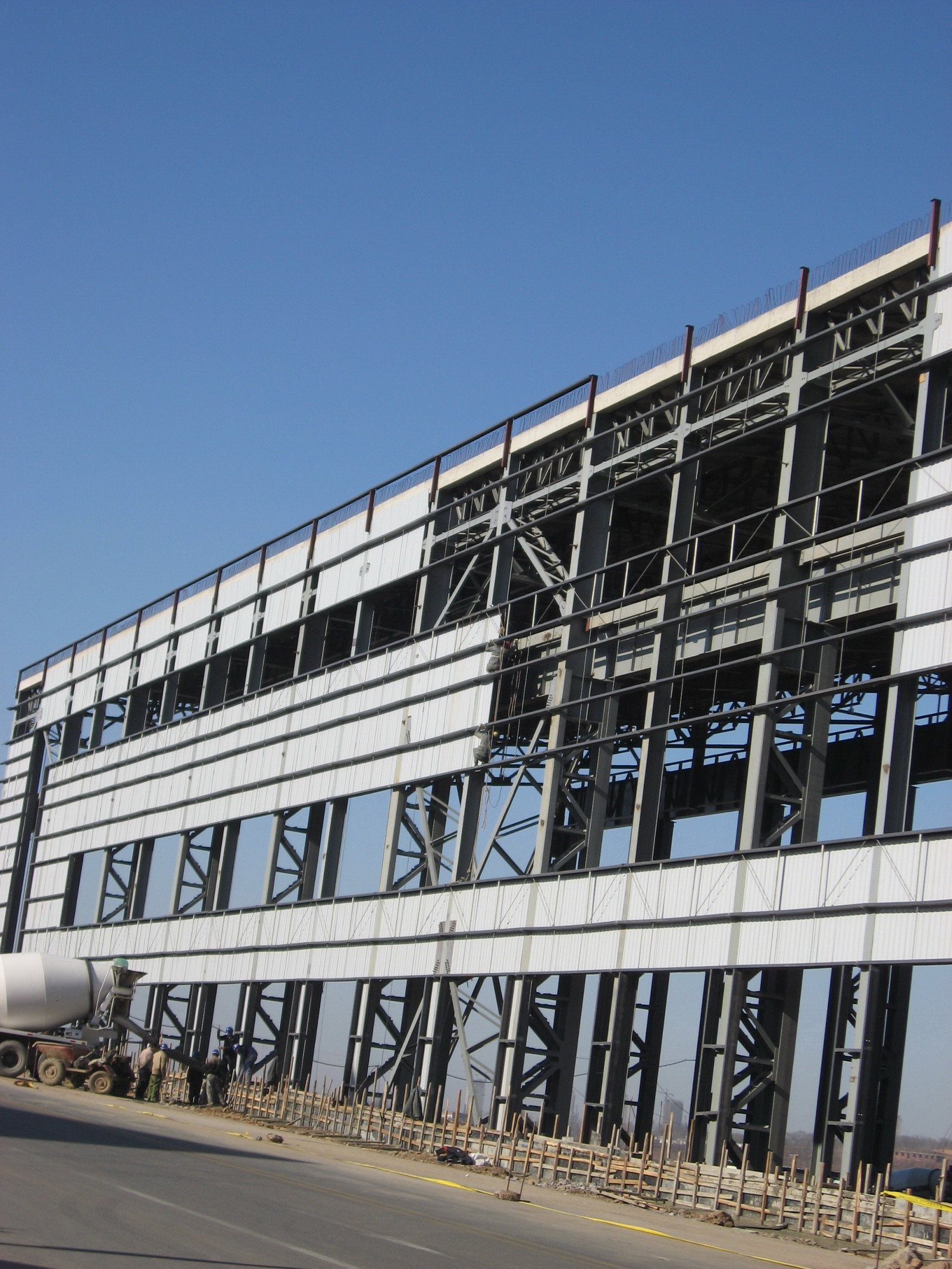 300T吊车重工业厂房钢排架结构